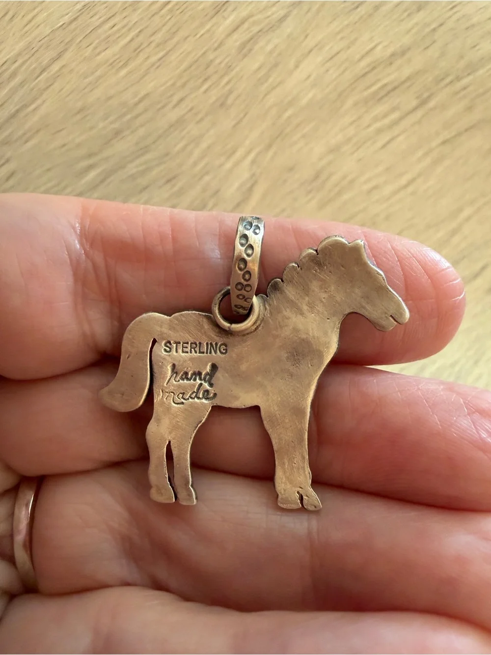 ❤️ Queen Pink Conch Hand Stamped Sterling 925 Decorative Horse Pendant 8mm Bail